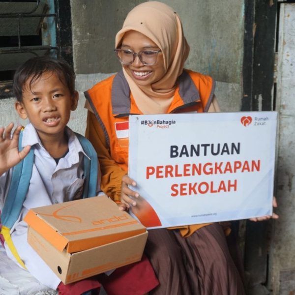 Rumah Zakat menyalurkan bantuan perlengkapan sekolah untuk 12 anak di Makassar, termasuk Syahrul yang empat bulan bersekolah menggunakan sandal.