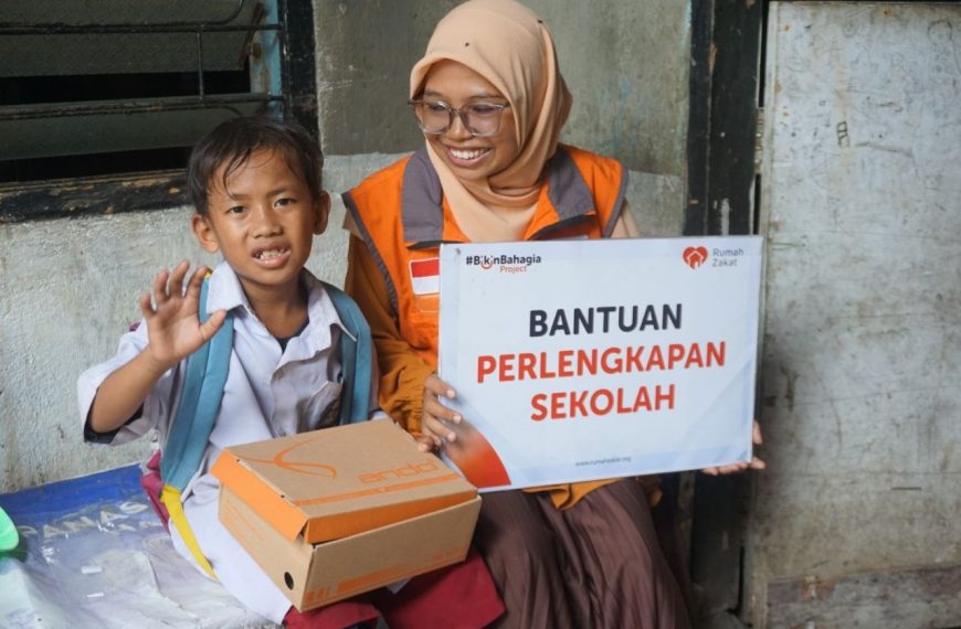 Rumah Zakat menyalurkan bantuan perlengkapan sekolah untuk 12 anak di Makassar, termasuk Syahrul yang empat bulan bersekolah menggunakan sandal.