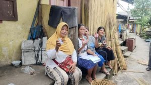 Relawan Rumah Zakat menyalurkan paket Superqurban kepada warga tepian Sungai Musi Palembang menggunakan perahu