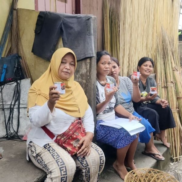 Relawan Rumah Zakat menyalurkan paket Superqurban kepada warga tepian Sungai Musi Palembang menggunakan perahu