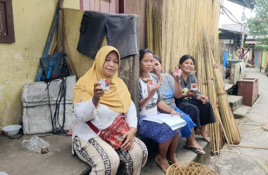 Relawan Rumah Zakat menyalurkan paket Superqurban kepada warga tepian Sungai Musi Palembang menggunakan perahu