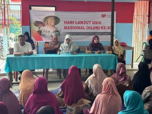 Rumah Zakat memperingati Hari Lansia Nasional 2026 dengan memberikan apresiasi kepada para lansia di Samarinda melalui penyematan selempang dan buket bunga.