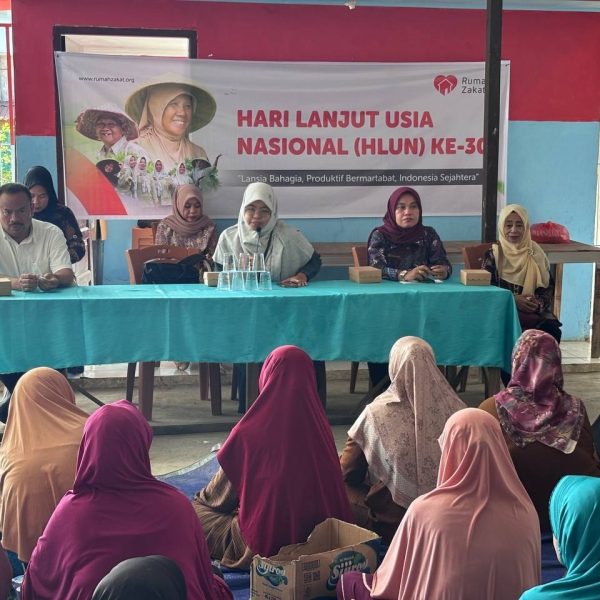 Rumah Zakat memperingati Hari Lansia Nasional 2026 dengan memberikan apresiasi kepada para lansia di Samarinda melalui penyematan selempang dan buket bunga.