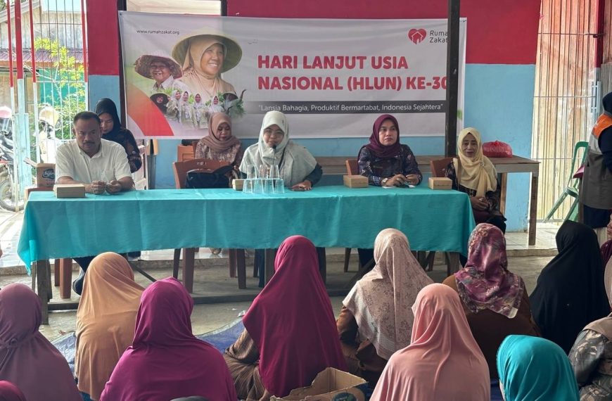 Rumah Zakat memperingati Hari Lansia Nasional 2026 dengan memberikan apresiasi kepada para lansia di Samarinda melalui penyematan selempang dan buket bunga.
