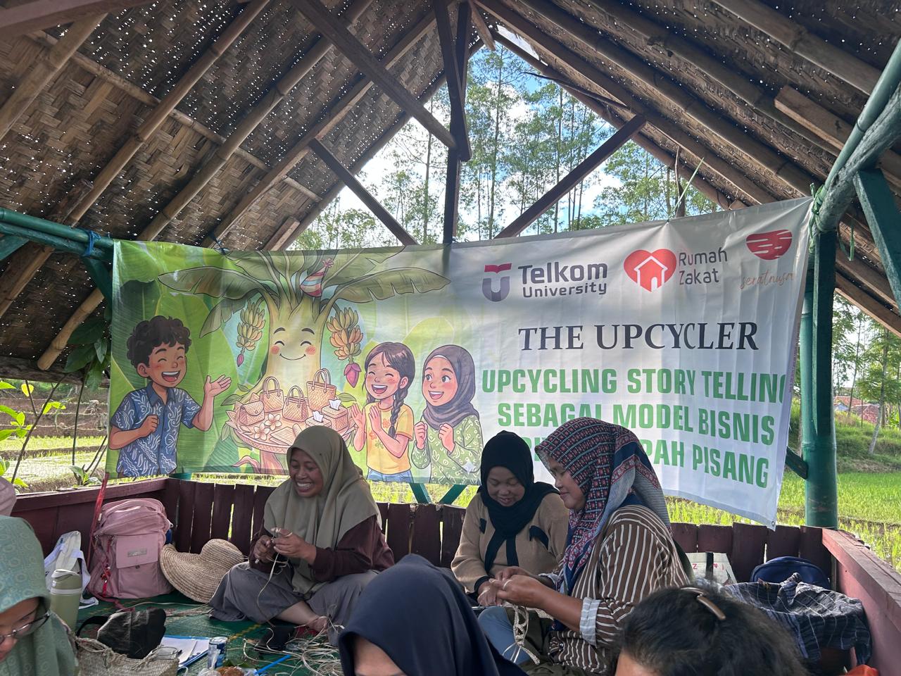 WhatsApp Image 2026-06-12 at 18.25.43 Telkom University bersama Rumah Zakat memberdayakan perempuan di Garut melalui pelatihan kriya pelepah pisang berbasis ekonomi sirkular dan storytelling.