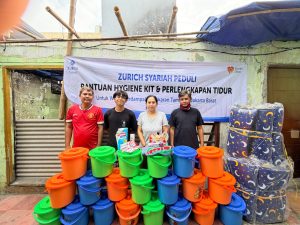 Zurich Syariah bersama Relawan Rumah Zakat menyalurkan hygiene kit dan alas tidur bagi penyintas kebakaran di Tambora, Jakarta Barat.
