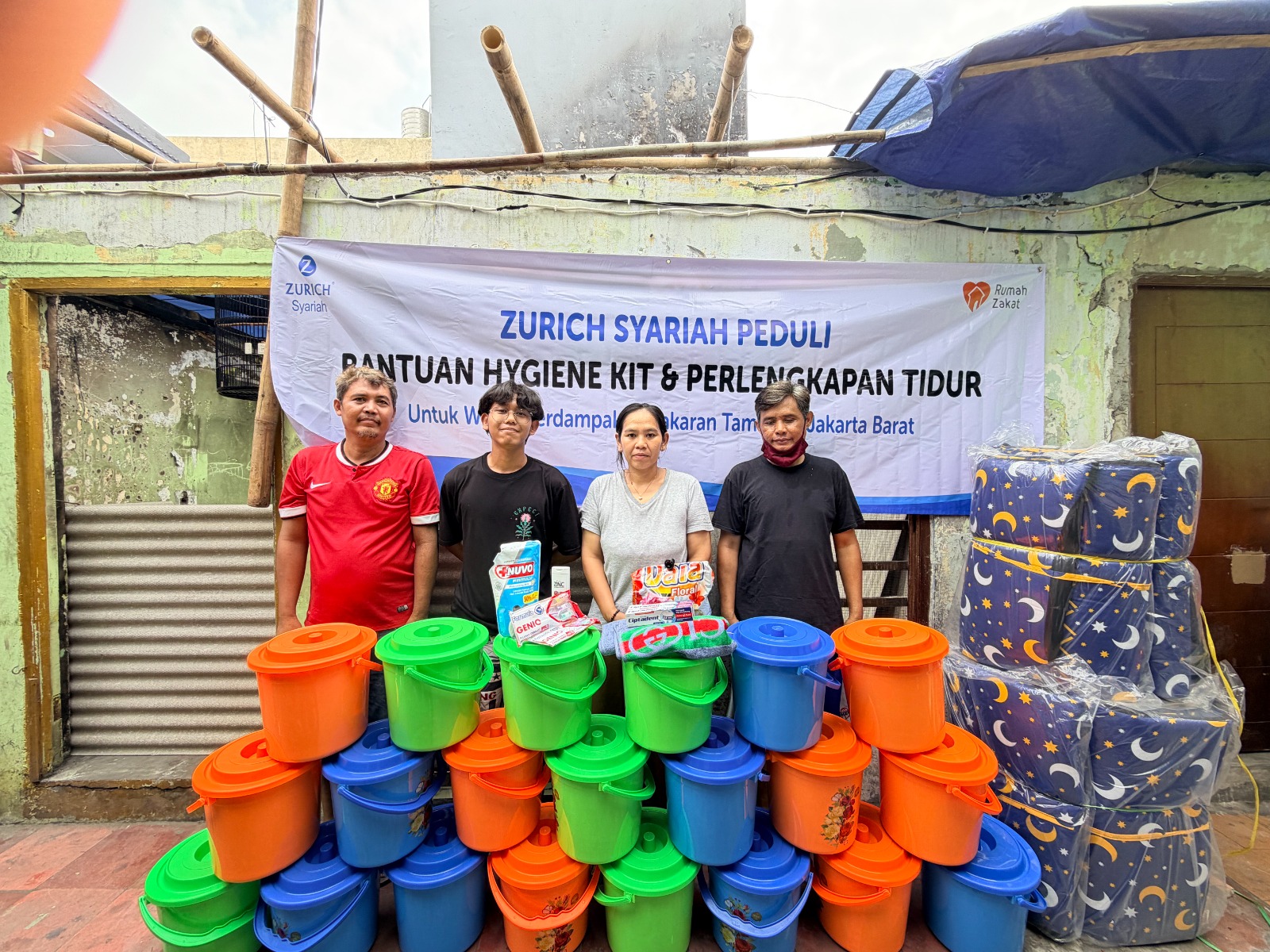 Zurich Syariah bersama Relawan Rumah Zakat menyalurkan hygiene kit dan alas tidur bagi penyintas kebakaran di Tambora, Jakarta Barat.