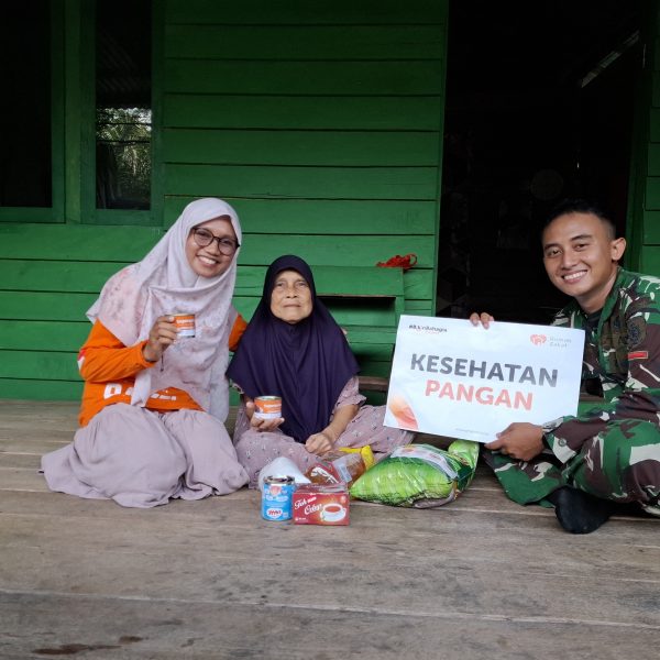Rumah Zakat menyalurkan sembako untuk lansia dhuafa di perbatasan Indonesia–Malaysia, tepatnya di Jagoi Babang, Bengkayang, Kalimantan Barat.