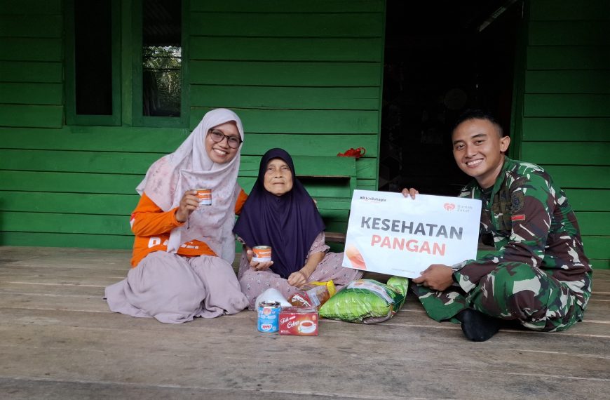 Rumah Zakat menyalurkan sembako untuk lansia dhuafa di perbatasan Indonesia–Malaysia, tepatnya di Jagoi Babang, Bengkayang, Kalimantan Barat.