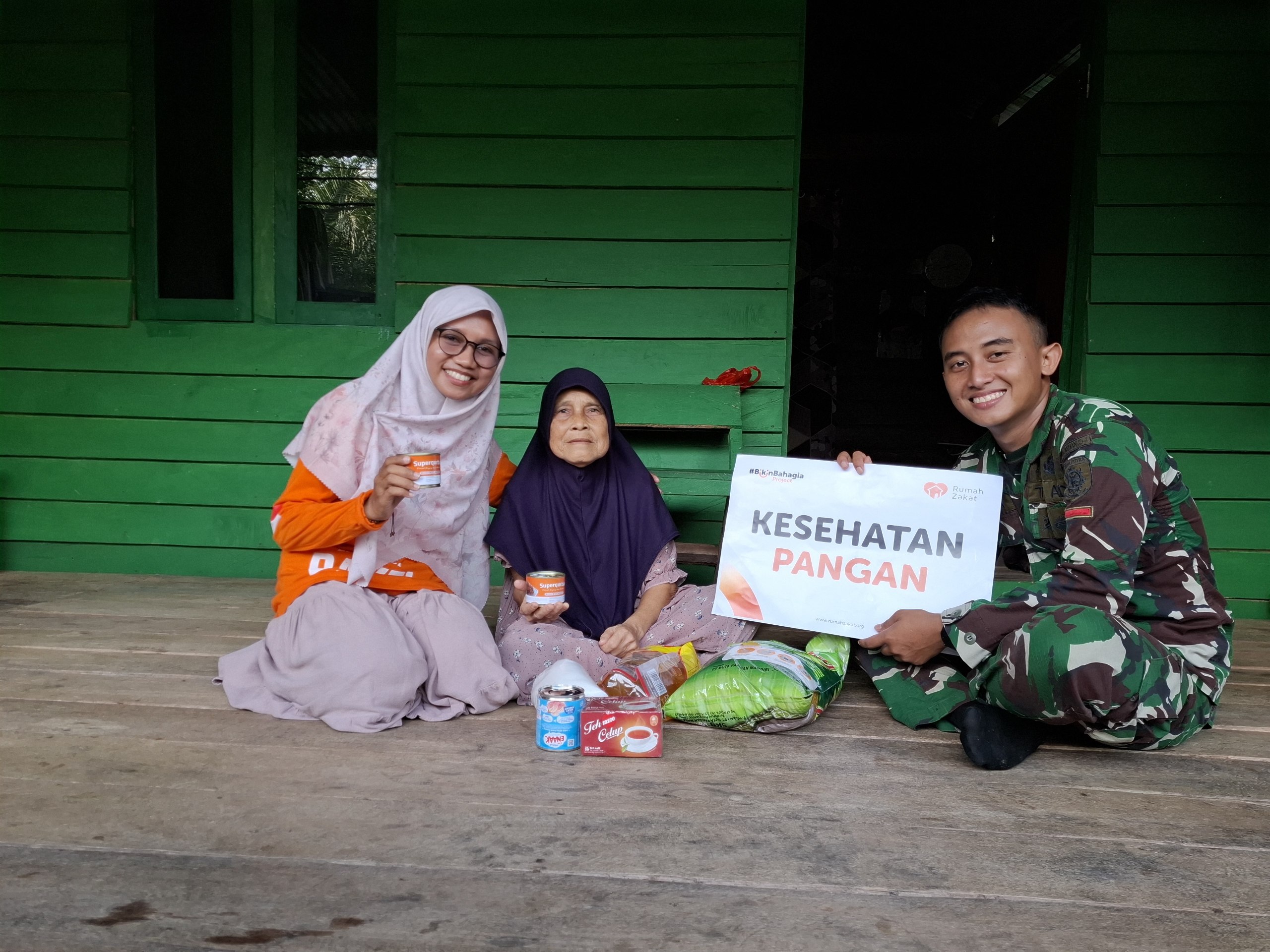 Rumah Zakat menyalurkan sembako untuk lansia dhuafa di perbatasan Indonesia–Malaysia, tepatnya di Jagoi Babang, Bengkayang, Kalimantan Barat.