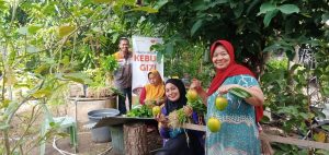 Rumah Zakat mendukung panen sayur organik Kebun Gizi di Banda Aceh untuk memperkuat ketahanan pangan dan pemberdayaan ekonomi masyarakat.