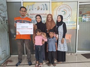 Rumah Zakat menyalurkan alat bantu dengar untuk Annasya di Cirebon. Bantuan ini membantu Annasya belajar dan berkomunikasi dengan lebih baik.