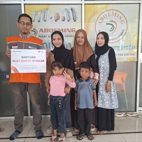 Rumah Zakat menyalurkan alat bantu dengar untuk Annasya di Cirebon. Bantuan ini membantu Annasya belajar dan berkomunikasi dengan lebih baik.