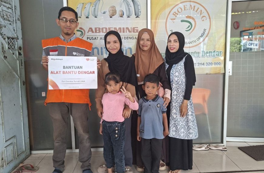Rumah Zakat menyalurkan alat bantu dengar untuk Annasya di Cirebon. Bantuan ini membantu Annasya belajar dan berkomunikasi dengan lebih baik.