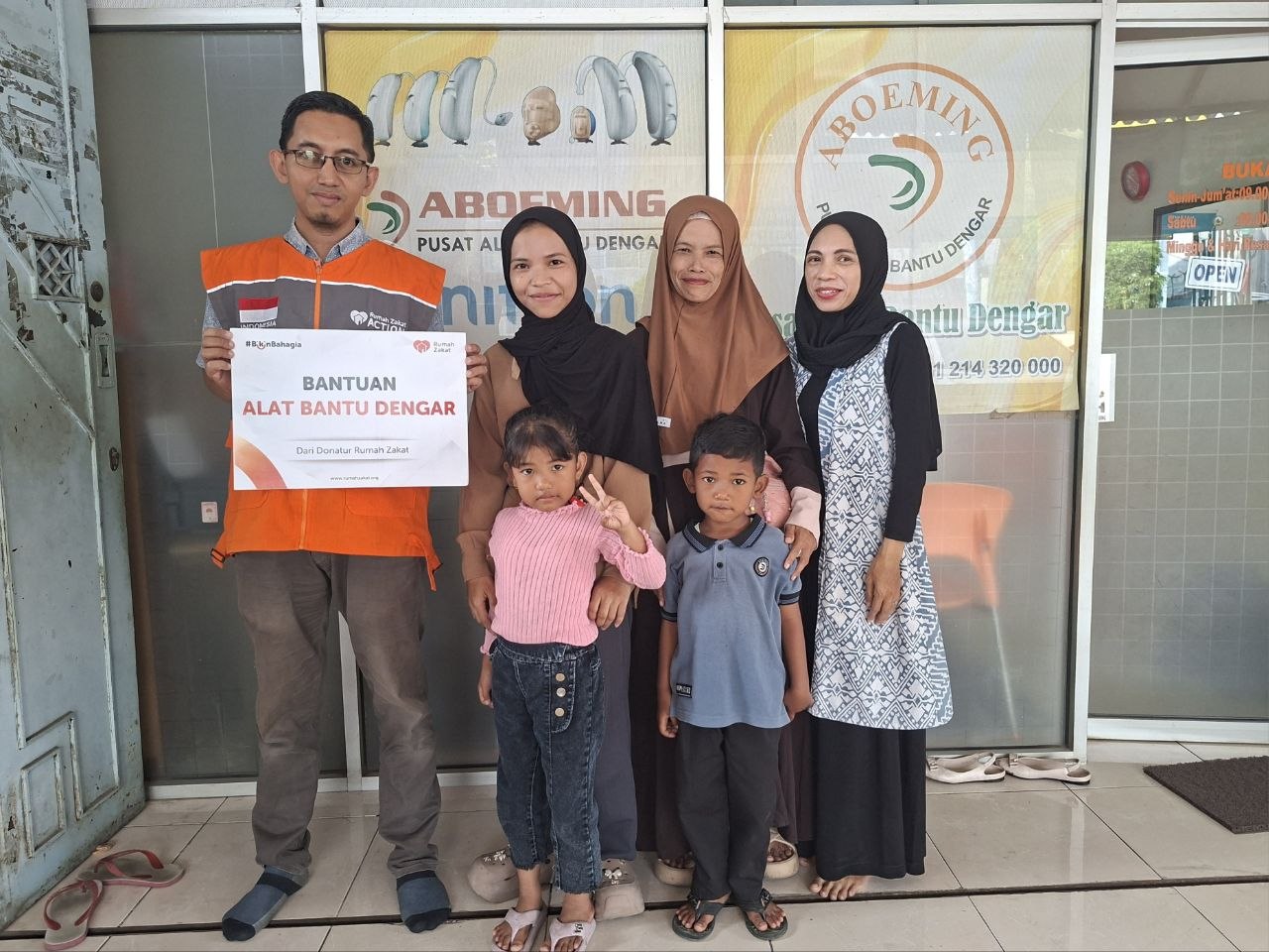 photo_2026-06-12_16-23-40 Rumah Zakat menyalurkan alat bantu dengar untuk Annasya di Cirebon. Bantuan ini membantu Annasya belajar dan berkomunikasi dengan lebih baik.