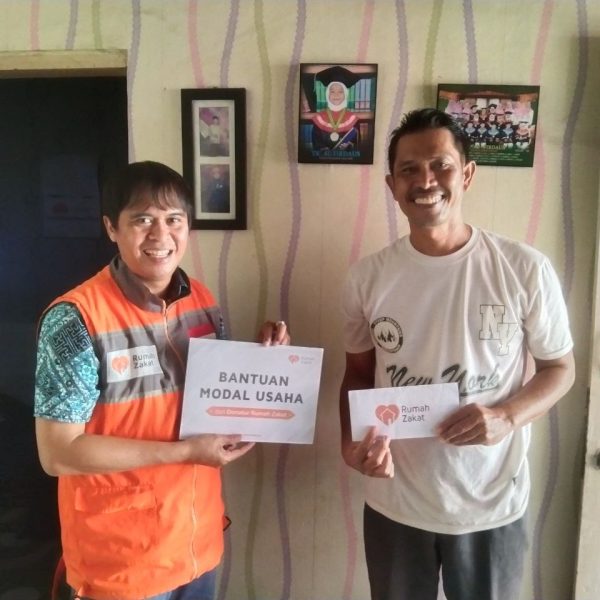 Rumah Zakat menyalurkan bantuan modal usaha kepada pelaku UMKM di Cirebon untuk membantu pengembangan usaha dan meningkatkan kesejahteraan keluarga.