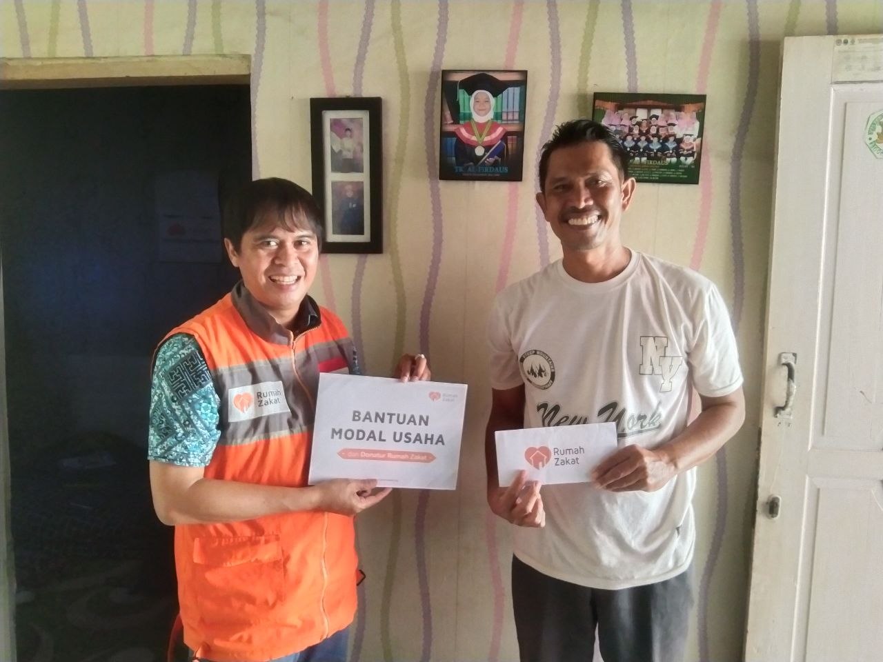 Rumah Zakat menyalurkan bantuan modal usaha kepada pelaku UMKM di Cirebon untuk membantu pengembangan usaha dan meningkatkan kesejahteraan keluarga.