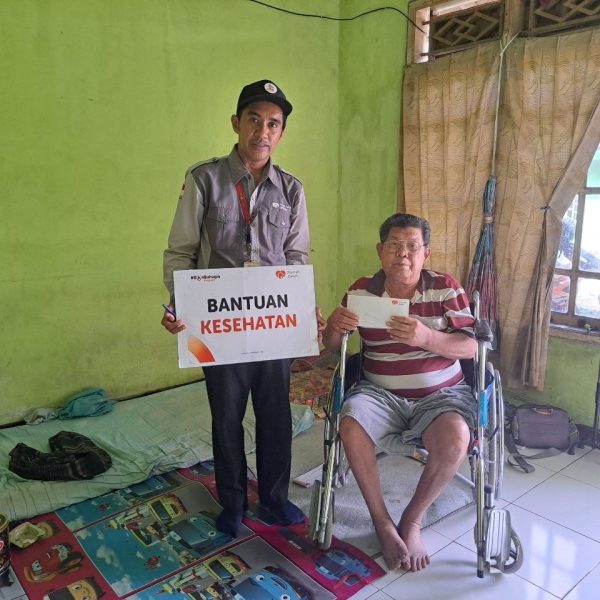 Rumah Zakat menyalurkan bantuan kesehatan door to door bagi lansia penderita stroke dan anak Thalassemia di Cilegon untuk meringankan beban mereka.