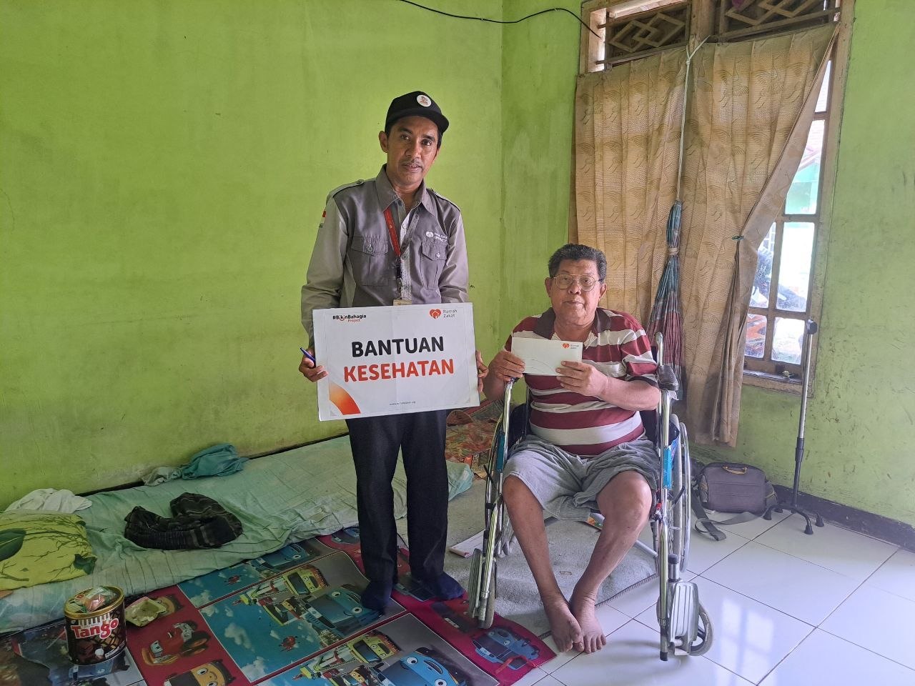 Rumah Zakat menyalurkan bantuan kesehatan door to door bagi lansia penderita stroke dan anak Thalassemia di Cilegon untuk meringankan beban mereka.