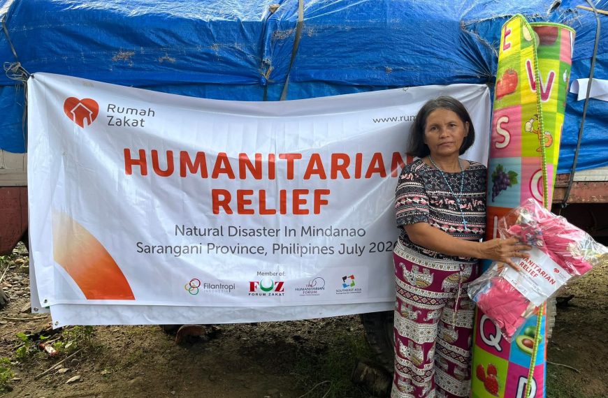 Rumah Zakat distributes emergency aid packages and emergency tents to earthquake survivors in Mindanao, Philippines.