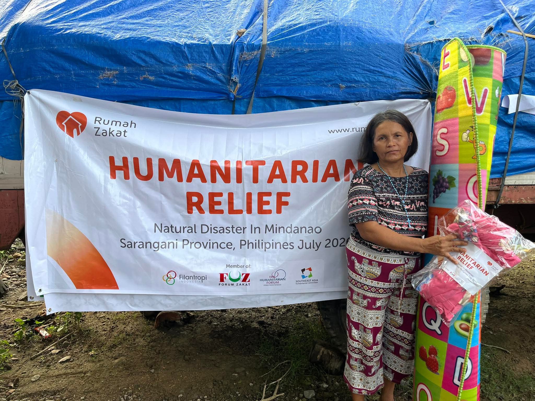 Copy of IMG_6541 Rumah Zakat distributes emergency aid packages and emergency tents to earthquake survivors in Mindanao, Philippines.