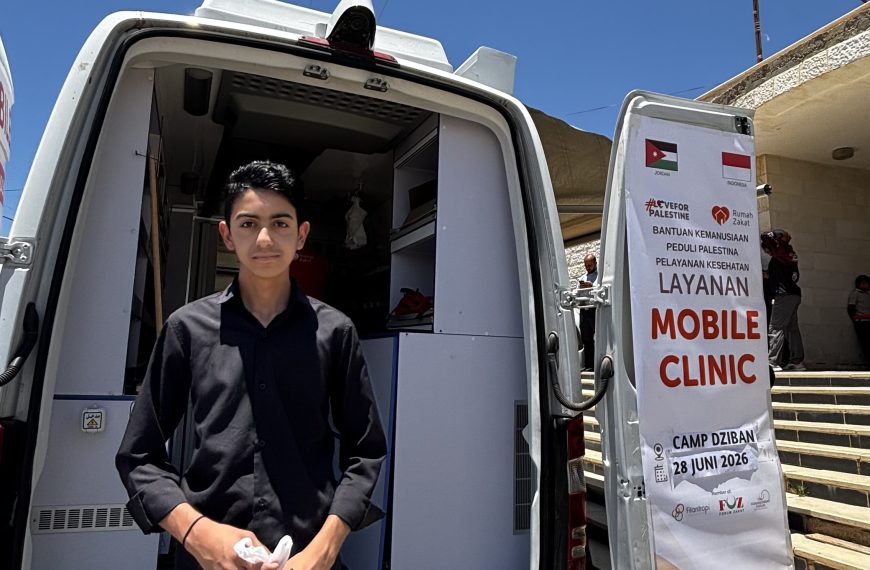 Medical team from Rumah Zakat provides free healthcare services to Palestinian refugees at Camp Dziban, Jordan.