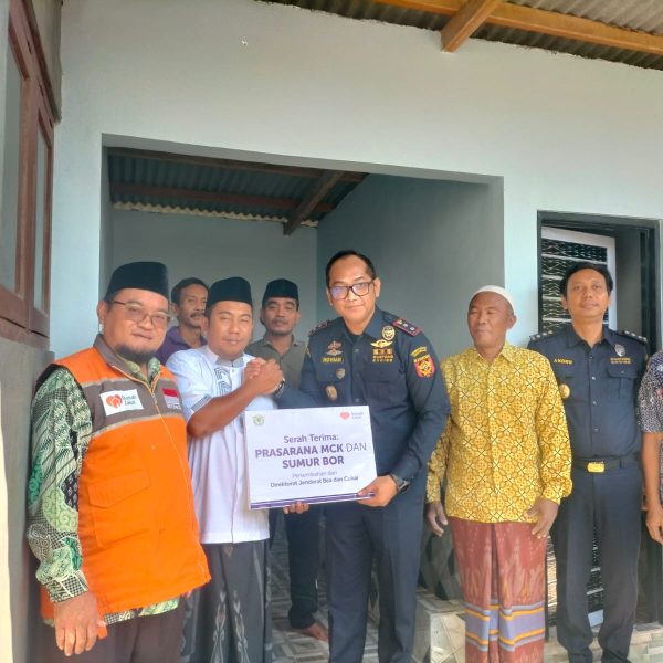 Direktorat Jenderal Bea dan Cukai bersama Rumah Zakat menyerahkan bantuan MCK dan sumur bor untuk mendukung akses air bersih warga Pamekasan.