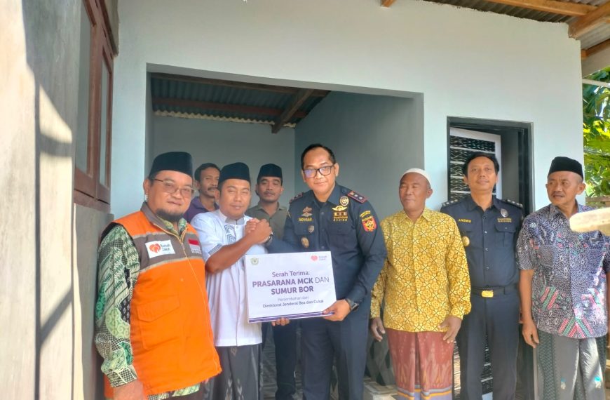 Direktorat Jenderal Bea dan Cukai bersama Rumah Zakat menyerahkan bantuan MCK dan sumur bor untuk mendukung akses air bersih warga Pamekasan.