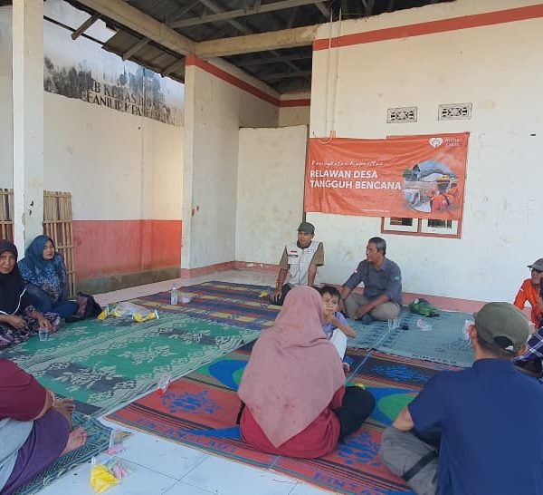 Peserta mengikuti simulasi bencana banjir yang digelar Rumah Zakat bersama Destana Pabeanilir di Indramayu untuk meningkatkan kesiapsiagaan masyarakat.