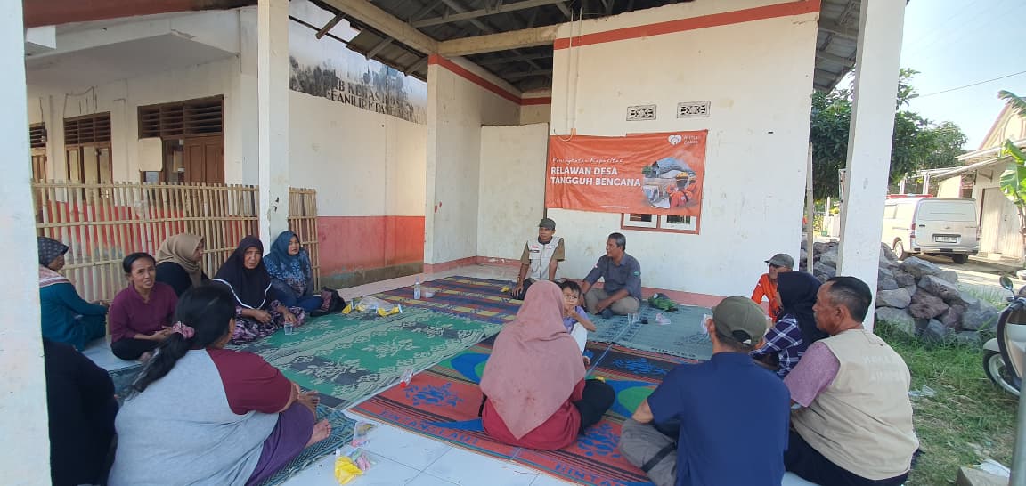 Peserta mengikuti simulasi bencana banjir yang digelar Rumah Zakat bersama Destana Pabeanilir di Indramayu untuk meningkatkan kesiapsiagaan masyarakat.
