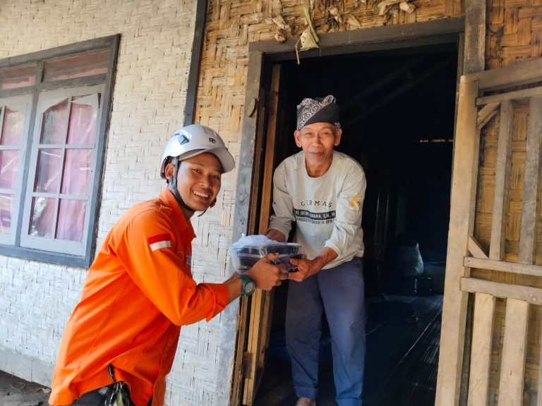 Rumah Zakat Salurkan 55 Paket Makanan Untuk Penyintas Kebakaran Kampung Adat Cipta Mulya, Sukabumi