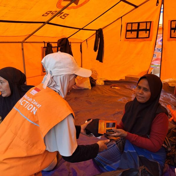 Relawan Rumah Zakat Sukabumi menyalurkan bantuan pakaian dalam kepada penyintas kebakaran Kampung Adat Cipta Mulya.