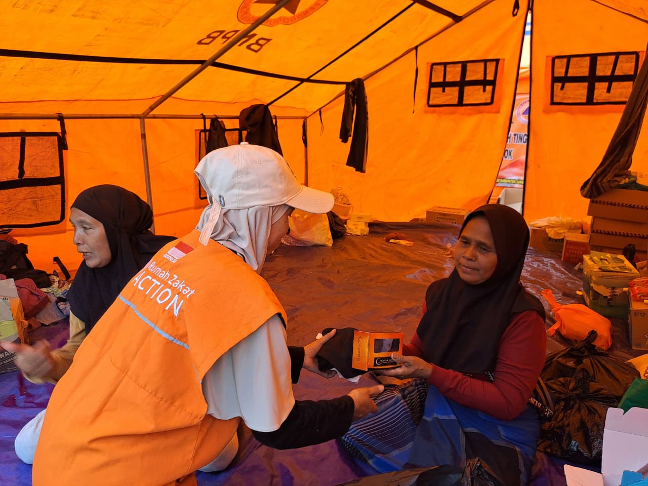 Relawan Rumah Zakat Sukabumi menyalurkan bantuan pakaian dalam kepada penyintas kebakaran Kampung Adat Cipta Mulya.