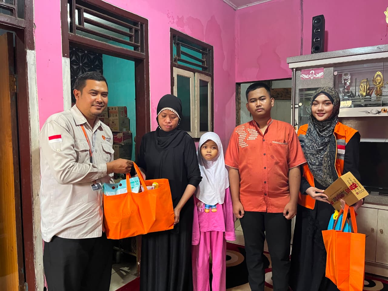 Rumah Zakat menyalurkan bantuan kepada keluarga almarhum satpam Waduk Jatiluhur sebagai bentuk kepedulian di tengah duka. Rumah Zakat menyalurkan bantuan kepada keluarga almarhum satpam Waduk Jatiluhur sebagai bentuk kepedulian di tengah duka.