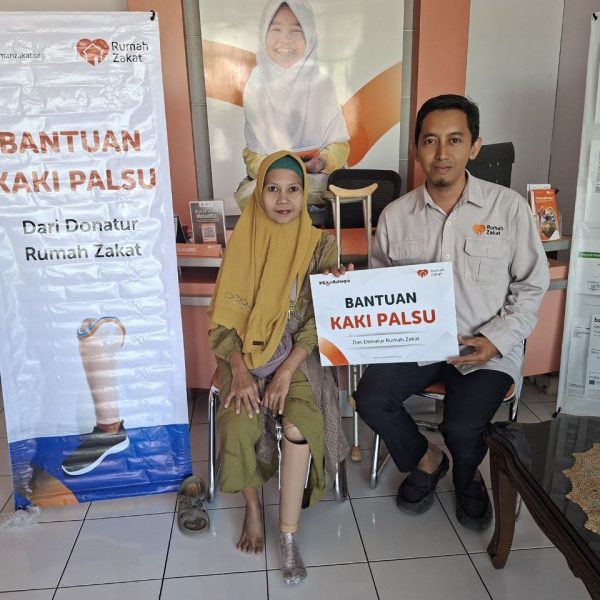 Ibu Kulsum menerima bantuan kaki palsu dari Rumah Zakat di Cirebon untuk mendukung aktivitas sehari-hari dan usahanya berjualan donat.