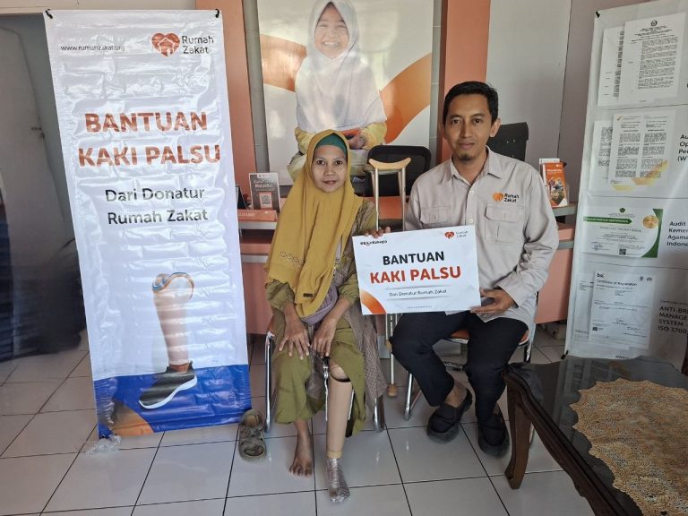 Senyum Bahagia Ibu Kulsum, Rumah Zakat Salurkan Kaki Palsu untuk Dukung Kemandirian