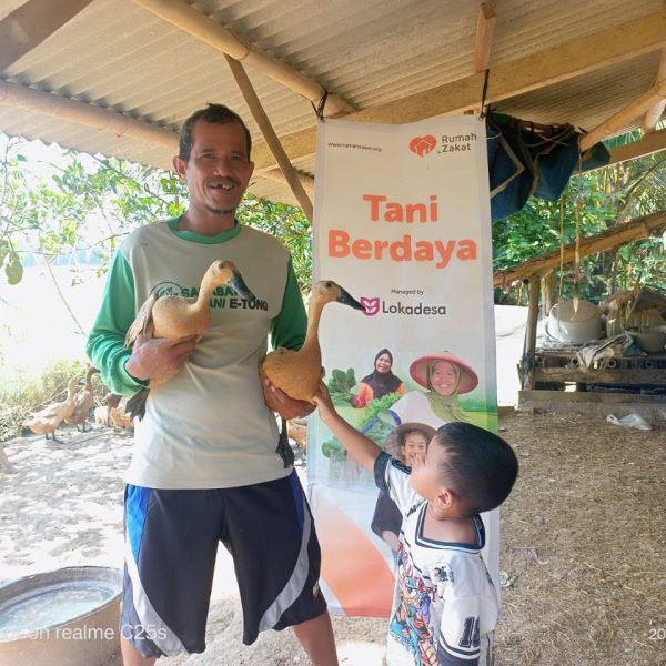 Pak Tolib memanen telur dari bebek petelur binaan Rumah Zakat di Desa Angsana, Pandeglang.
