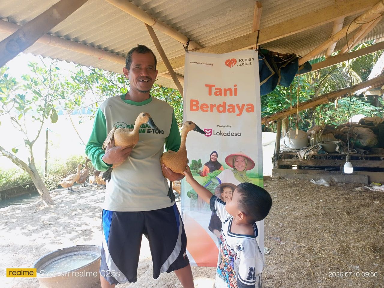 Pak Tolib memanen telur dari bebek petelur binaan Rumah Zakat di Desa Angsana, Pandeglang. Pak Tolib memanen telur dari bebek petelur binaan Rumah Zakat di Desa Angsana, Pandeglang.