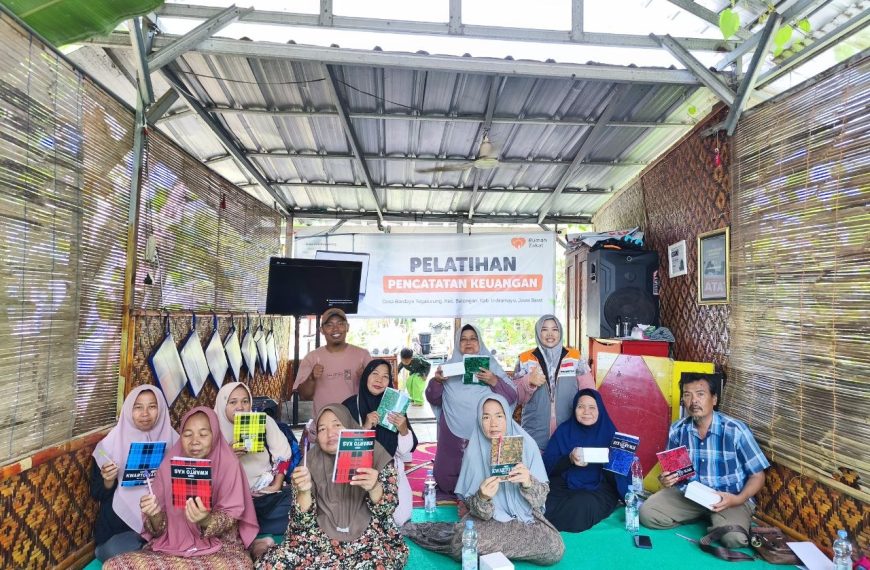 Pelatihan laporan keuangan UMKM oleh Rumah Zakat di Desa Berdaya Tegalurung Indramayu.