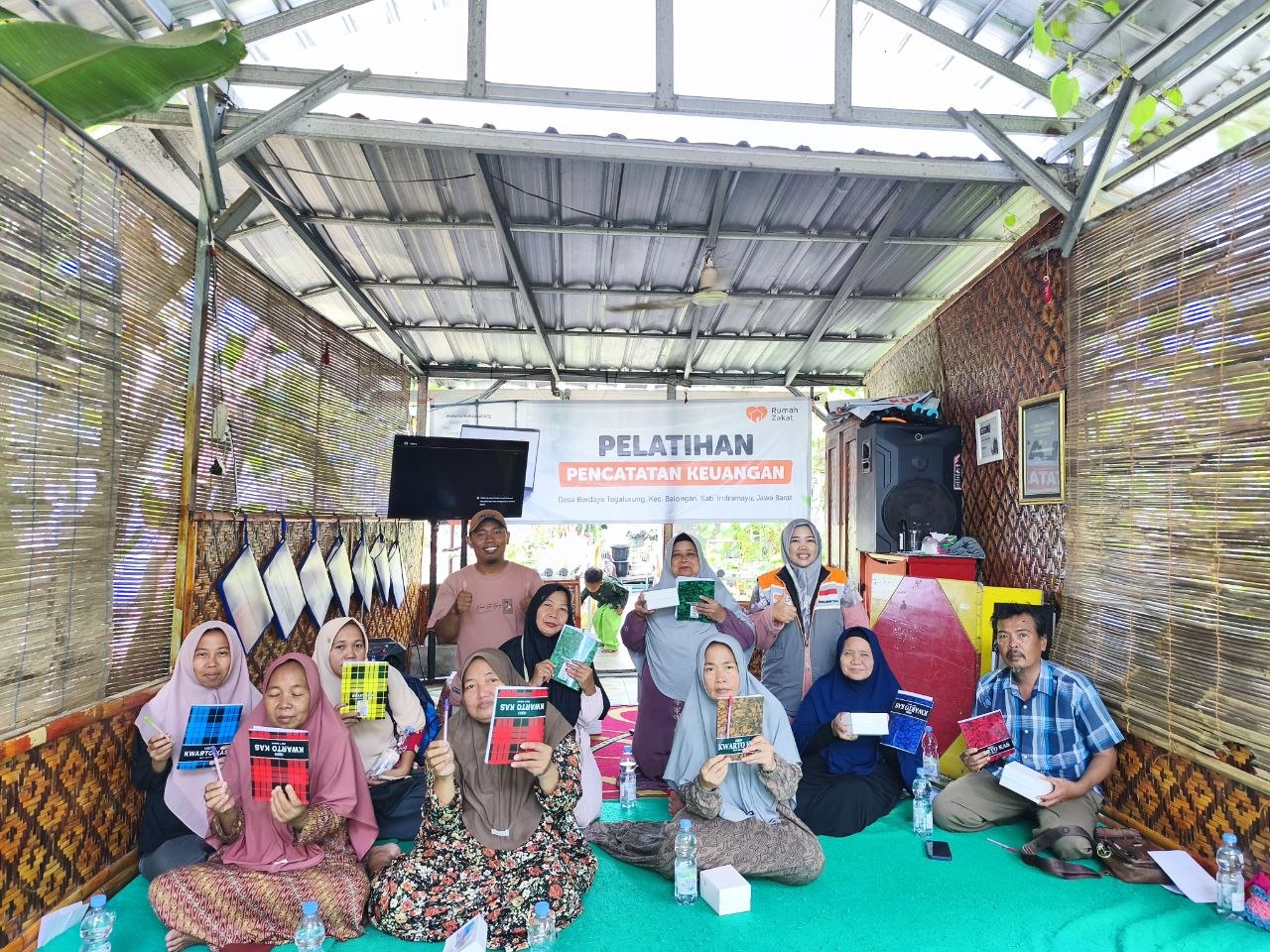 Pelatihan laporan keuangan UMKM oleh Rumah Zakat di Desa Berdaya Tegalurung Indramayu.