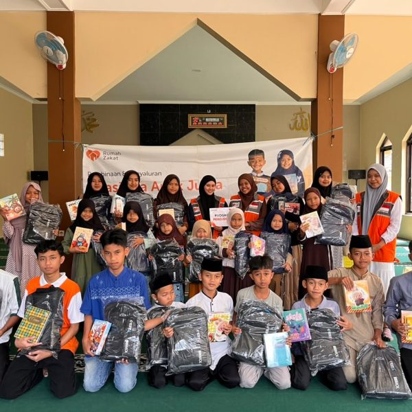 Rumah Zakat menyalurkan bantuan perlengkapan sekolah kepada 32 anak yatim di Cihampelas, Kabupaten Bandung Barat untuk mendukung semangat belajar.