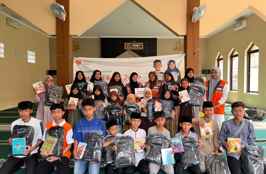 Rumah Zakat menyalurkan bantuan perlengkapan sekolah kepada 32 anak yatim di Cihampelas, Kabupaten Bandung Barat untuk mendukung semangat belajar.