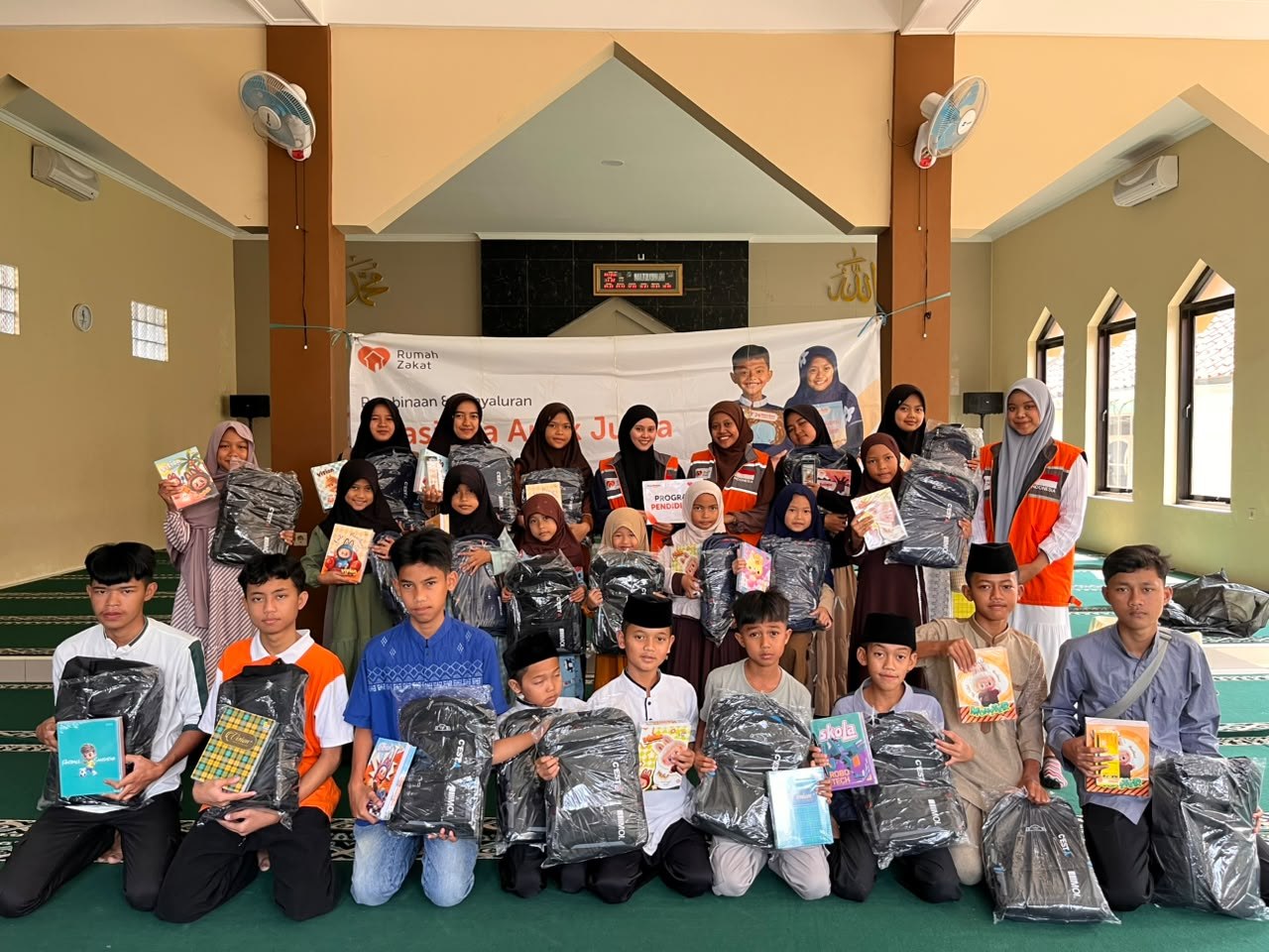 Rumah Zakat menyalurkan bantuan perlengkapan sekolah kepada 32 anak yatim di Cihampelas, Kabupaten Bandung Barat untuk mendukung semangat belajar.