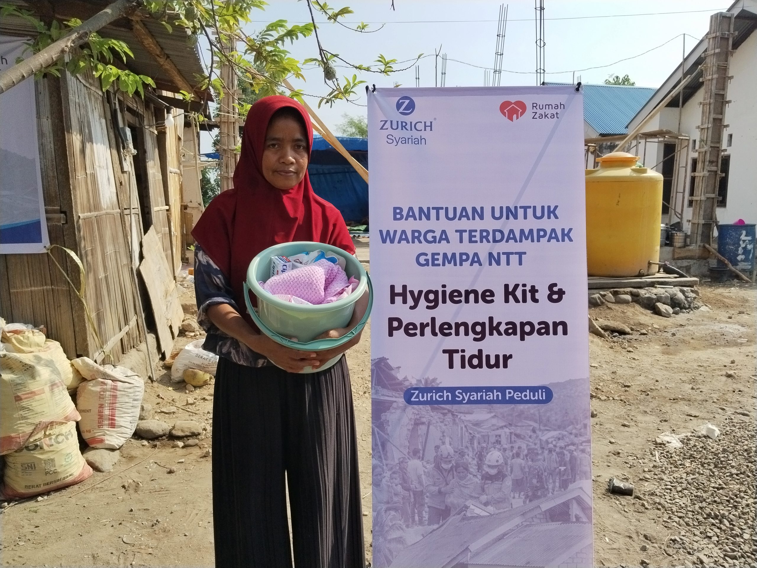 Zurich Syariah dan Rumah Zakat salurkan bantuan gempa Nagekeo berupa 100 kotak makanan siap saji untuk warga Desa Aeramo. Zurich Syariah dan Rumah Zakat salurkan bantuan gempa Nagekeo berupa 100 kotak makanan siap saji untuk warga Desa Aeramo.