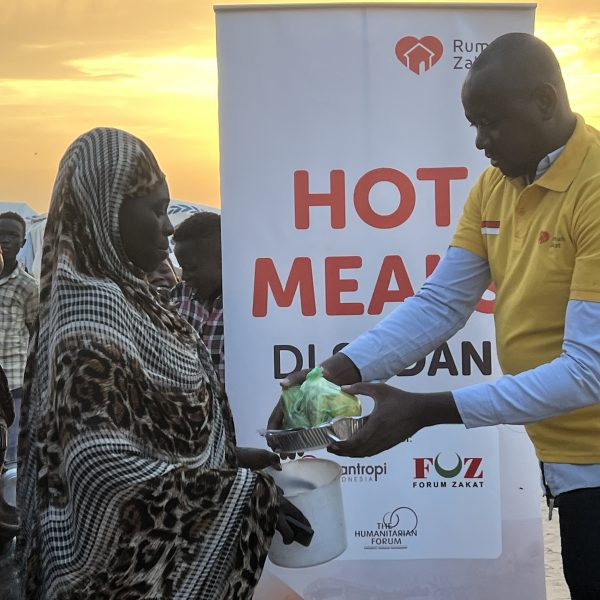 Rumah Zakat bersama Sobat Zakat menyalurkan 1.005 porsi Hotmeals kepada pengungsi di Goz Al Salam IDP's Camp, White Nile State, Sudan.