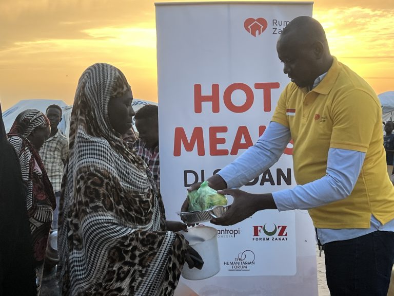 Pasok Nutrisi Pengungsi, Rumah Zakat dan Sobat Zakat Bagikan 1.005 Porsi Hotmeals di Sudan