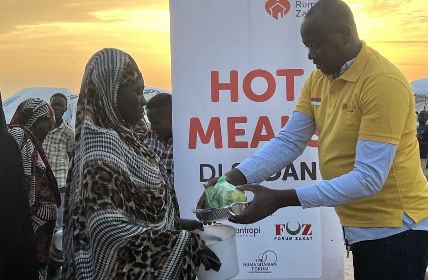 Rumah Zakat bersama Sobat Zakat menyalurkan 1.005 porsi Hotmeals kepada pengungsi di Goz Al Salam IDP's Camp, White Nile State, Sudan.