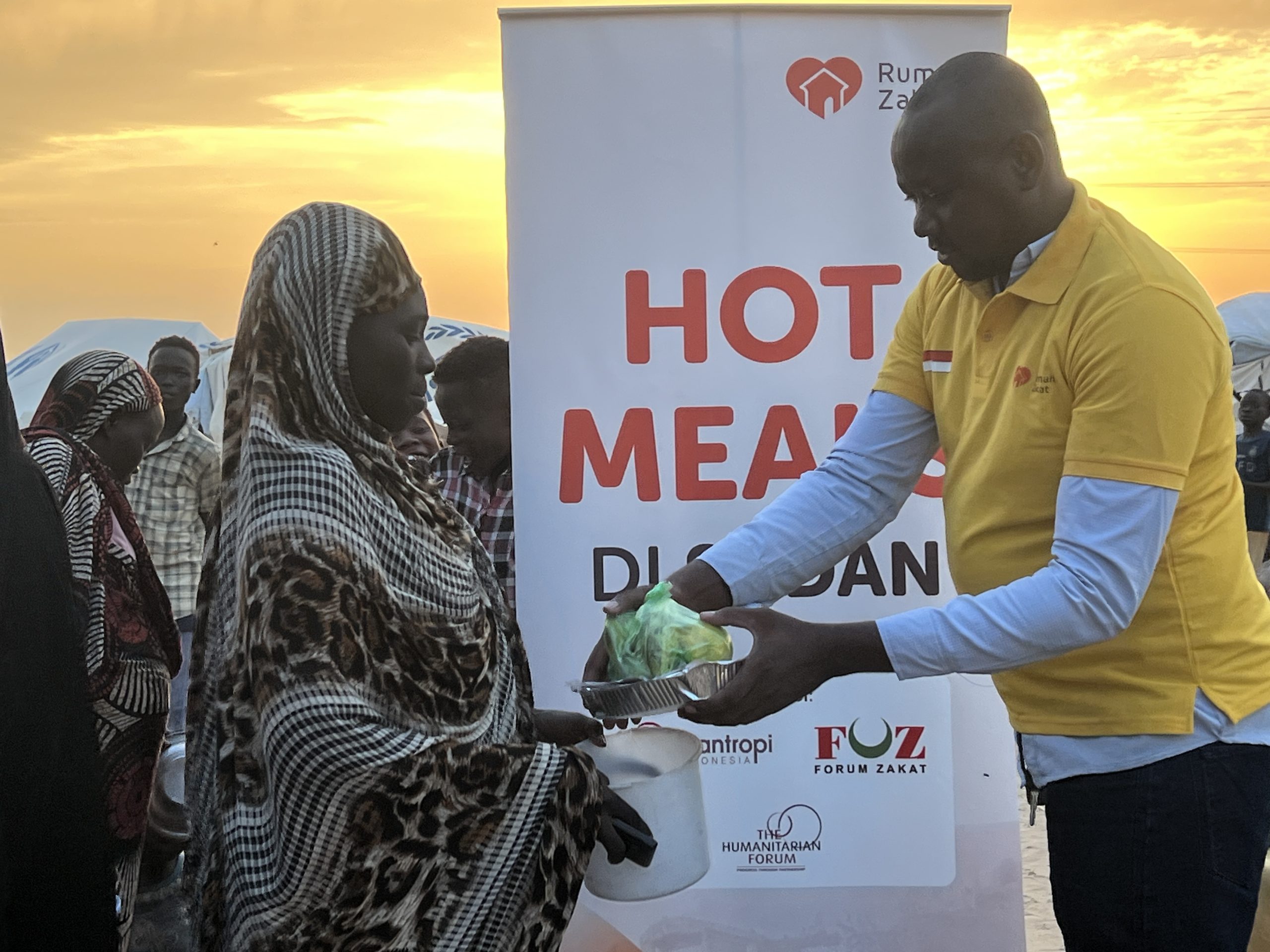 Rumah Zakat bersama Sobat Zakat menyalurkan 1.005 porsi Hotmeals kepada pengungsi di Goz Al Salam IDP’s Camp, White Nile State, Sudan. Rumah Zakat bersama Sobat Zakat menyalurkan 1.005 porsi Hotmeals kepada pengungsi di Goz Al Salam IDP's Camp, White Nile State, Sudan.