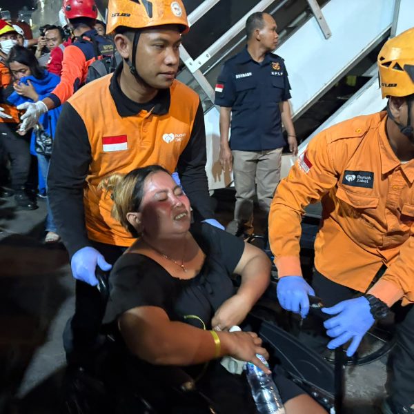 Relawan Rumah Zakat Evakuasi Korban KMP Mutiara Sentosa II Terbakar