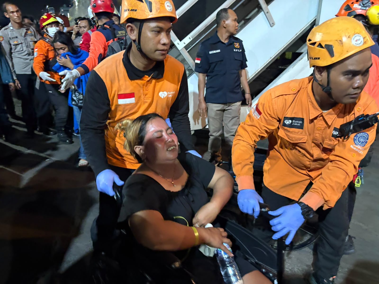 Relawan Rumah Zakat Evakuasi Korban KMP Mutiara Sentosa II Terbakar Relawan Rumah Zakat Evakuasi Korban KMP Mutiara Sentosa II Terbakar